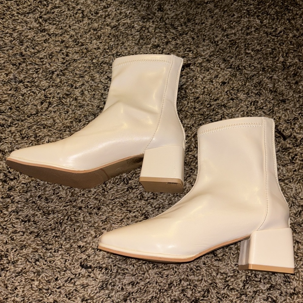 New without tag Faux Leather Cream Boots- Perfect for Fall 🍂🍁